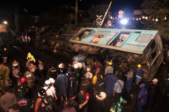 Evakuasi KRL tabrak truk tangki berlangsung hingga malam hari