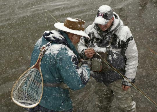 Pemancing ini nekat mencari ikan di tengah badai salju