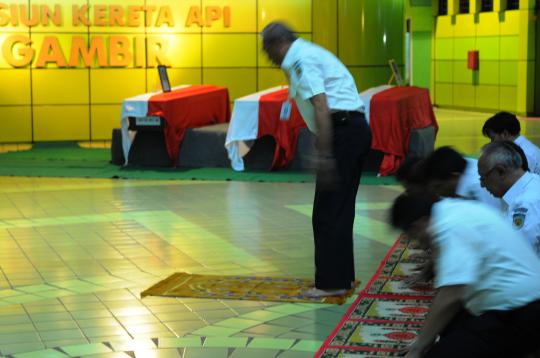 3 Korban KRL vs truk BBM disemayamkan di Stasiun Gambir