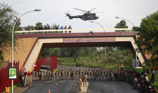 Warga dan militer sambut iring-iringan jenazah Nelson Mandela