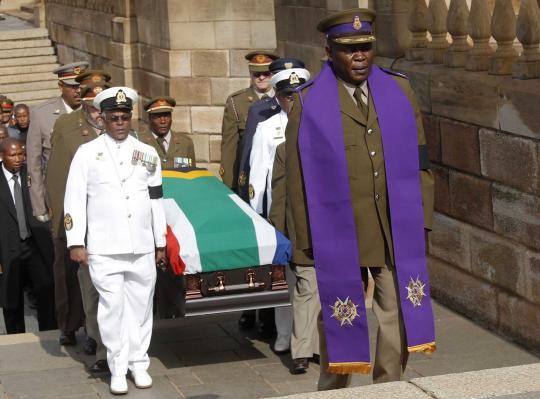 Warga dan militer sambut iring-iringan jenazah Nelson Mandela