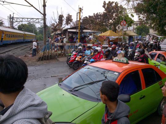 Warga tetap nekat terobos perlintasan KA di lokasi kecelakaan