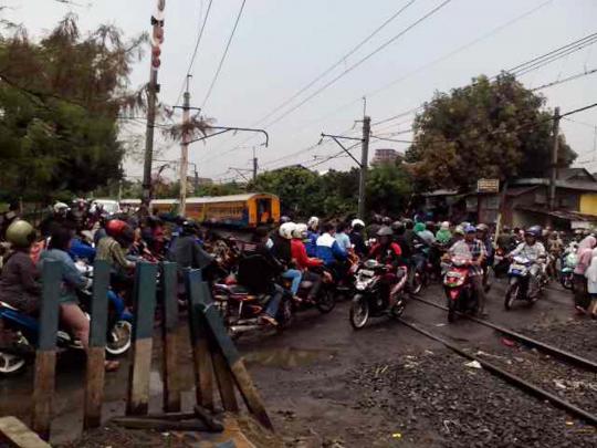 Warga tetap nekat terobos perlintasan KA di lokasi kecelakaan