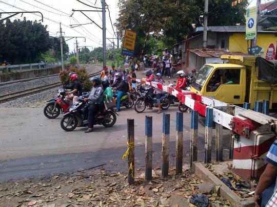 Warga tetap nekat terobos perlintasan KA di lokasi kecelakaan