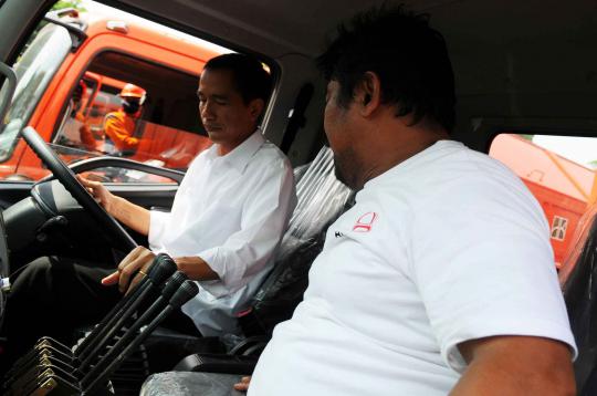 Jokowi nyopir truk sampah