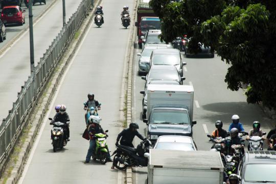 Sepi polisi, pengendara motor nekat terobos jalur Transjakarta