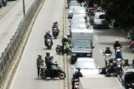 Sepi polisi, pengendara motor nekat terobos jalur Transjakarta