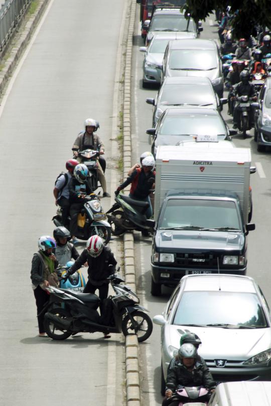 Sepi polisi, pengendara motor nekat terobos jalur Transjakarta