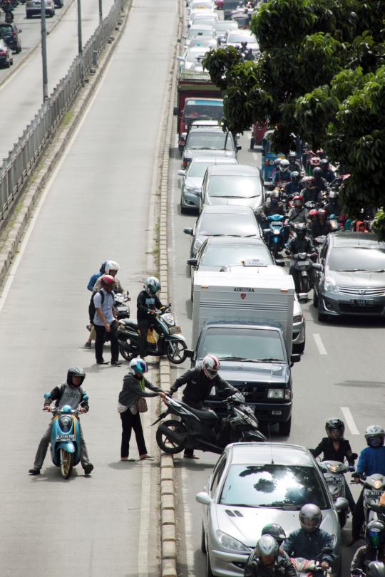 Sepi polisi, pengendara motor nekat terobos jalur Transjakarta