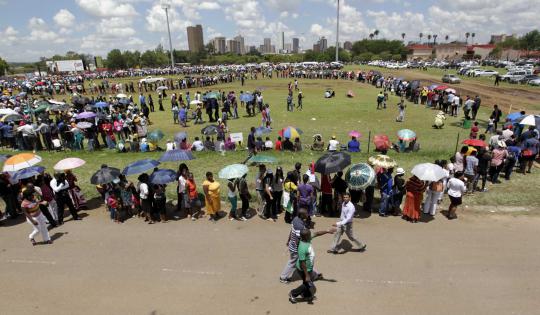 Puluhan ribu pelayat datangi lokasi persemayaman Nelson Mandela