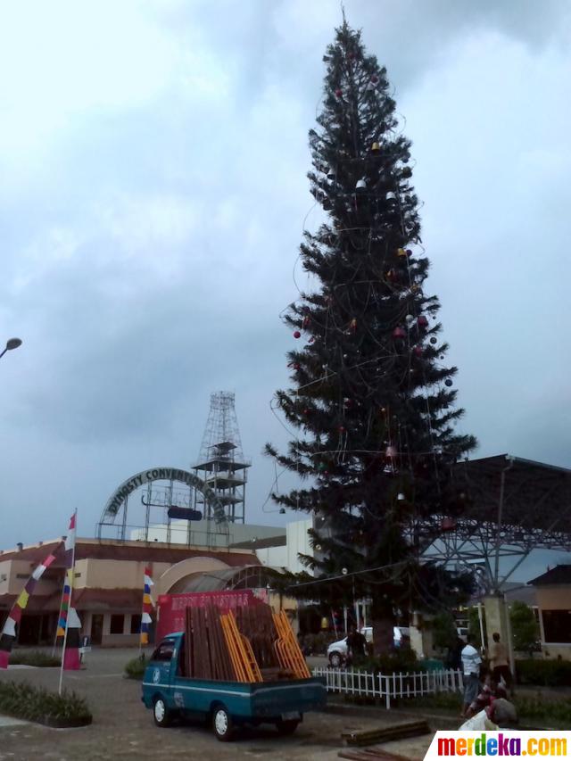 Pohon Natal setinggi 25 meter terlihat berada di halaman Hotel Horison Ultima, Purwokerto, Jawa Tengah, Kamis (12/12).