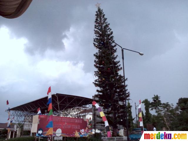 Foto Pohon Natal tertinggi di Indonesia merdeka com