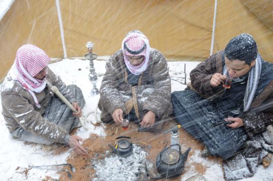 3 Pria ini nekat hadapi badai salju di tengah padang pasir Alkan