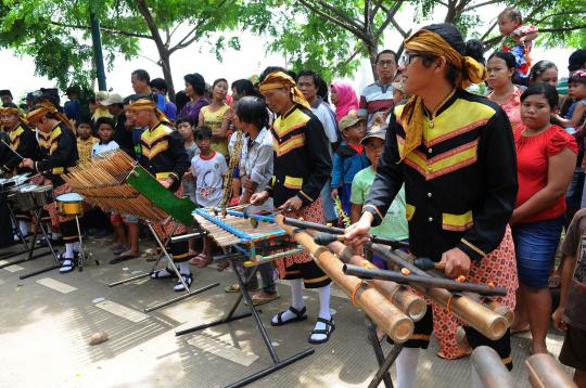 Kemeriahan festival adat Betawi di Kanal Banjir Timur