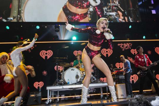 Aksi panas Selena Gomez dan Miley Cyrus di Z100 Jingle Ball