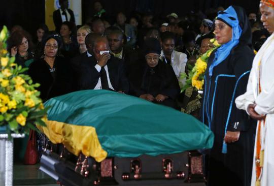 Jenazah Nelson Mandela diterbangkan ke kampung halaman di Qunu