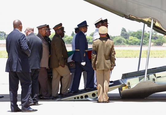 Jenazah Nelson Mandela diterbangkan ke kampung halaman di Qunu