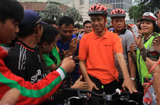 Bersepeda di Bundaran HI, Jokowi dikerumuni warga