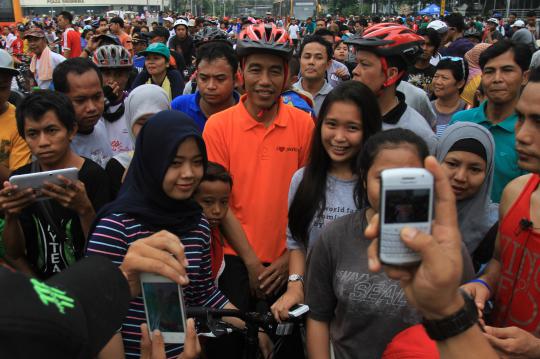Bersepeda di Bundaran HI, Jokowi dikerumuni warga