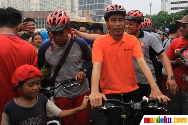 Foto : Bersepeda di Bundaran HI, Jokowi dikerumuni warga 