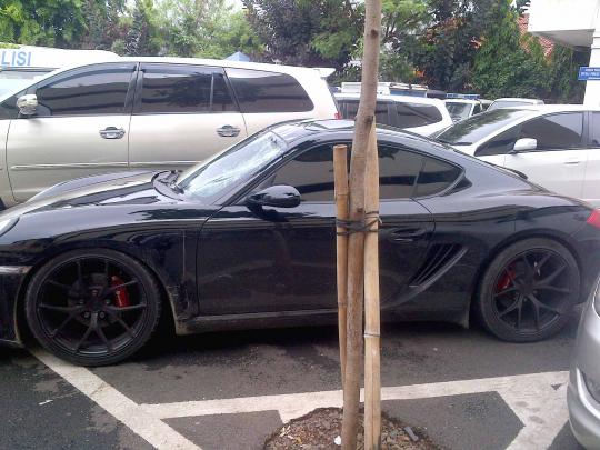 Ini mobil mewah Porsche yang tabrak pesepeda di Jl Sudirman