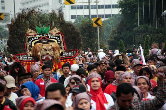 Ratusan massa kotak-kotak turun ke jalan dukung Jokowi nyapres