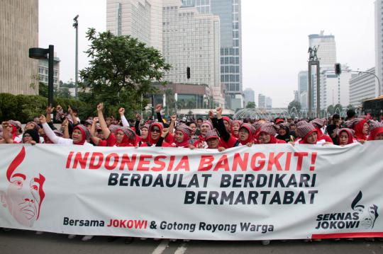 Ratusan massa kotak-kotak turun ke jalan dukung Jokowi nyapres