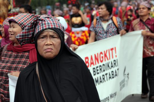 Ratusan massa kotak-kotak turun ke jalan dukung Jokowi nyapres