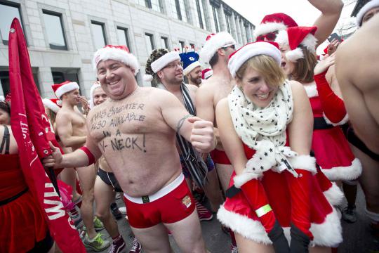 Kemeriahan Santa Speedo Run, lomba lari jelang Natal di Boston
