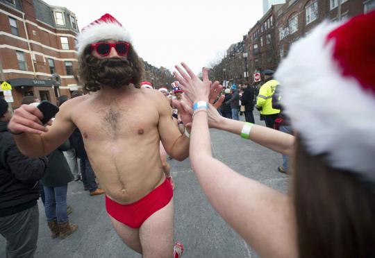 Kemeriahan Santa Speedo Run, lomba lari jelang Natal di Boston