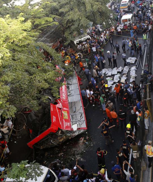 Bus terjun dari tol layang di Filipina, 21 orang tewas