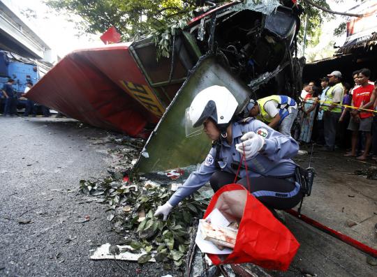 Bus terjun dari tol layang di Filipina, 21 orang tewas