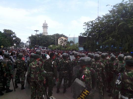 Situasi saat massa PA dan TNI bentrok soal perampasan bendera