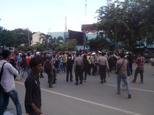 Situasi saat massa PA dan TNI bentrok soal perampasan bendera