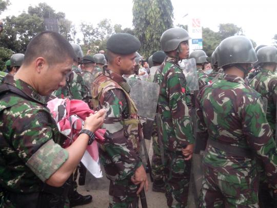 Situasi saat massa PA dan TNI bentrok soal perampasan bendera
