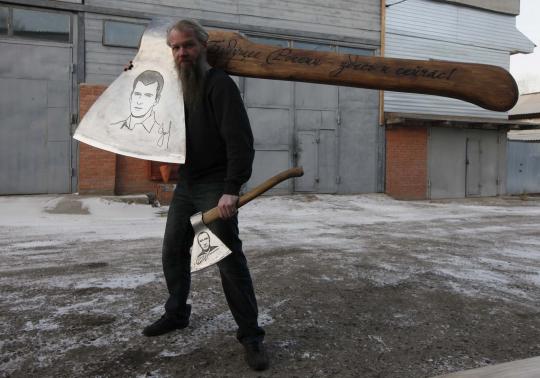 Seniman ini ciptakan kapak raksasa bergambar tokoh politik Rusia