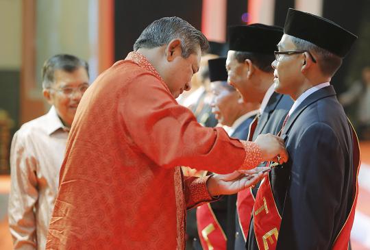 SBY anugerahkan tanda kehormatan kepada 950 pendonor darah