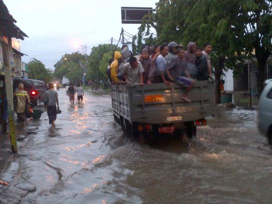Banjir luapan Kali Lamong rendam dua desa di Pakal Surabaya