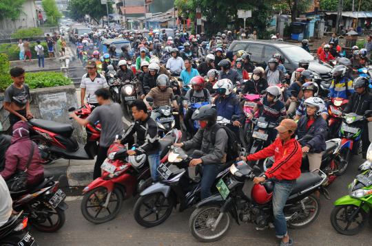 Keruwetan putaran arah di Pramuka bikin macet lalin hingga 5 km