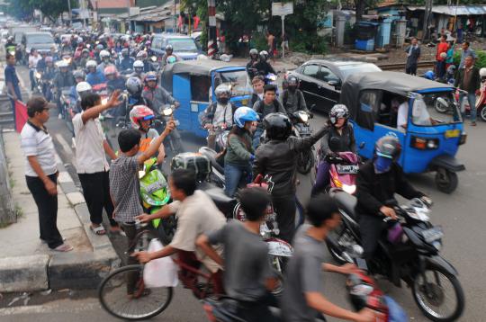 Keruwetan putaran arah di Pramuka bikin macet lalin hingga 5 km