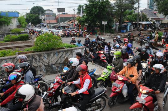 Keruwetan putaran arah di Pramuka bikin macet lalin hingga 5 km