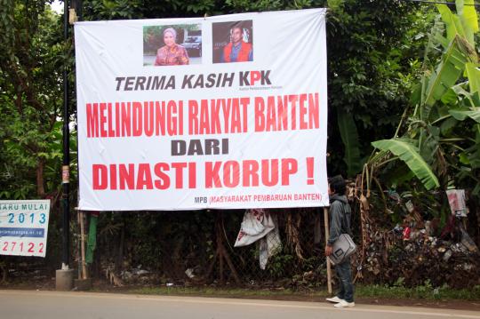 Atut jadi tersangka, spanduk 'terima kasih KPK' hiasi jalanan