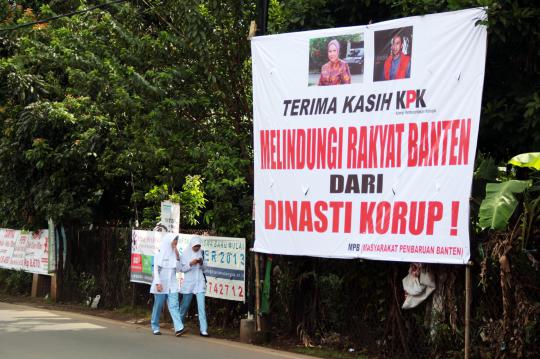 Atut jadi tersangka, spanduk 'terima kasih KPK' hiasi jalanan