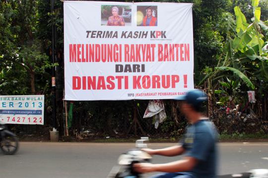 Atut jadi tersangka, spanduk 'terima kasih KPK' hiasi jalanan