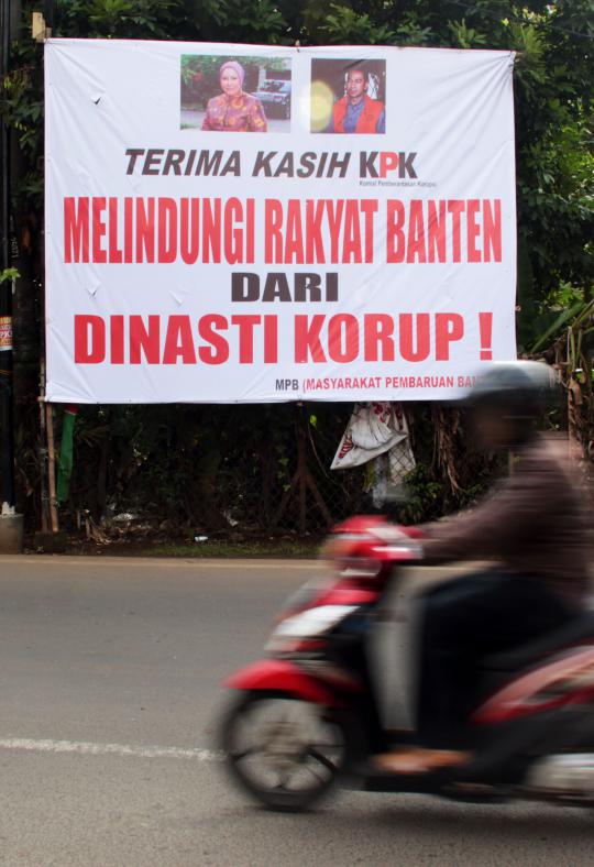 Atut jadi tersangka, spanduk 'terima kasih KPK' hiasi jalanan