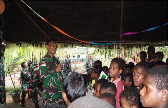 Prajurit Kostrad hibur anak-anak Kampung Sota di Papua