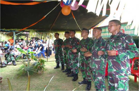 Prajurit Kostrad hibur anak-anak Kampung Sota di Papua