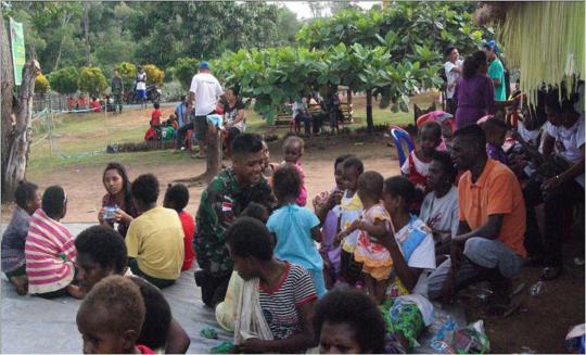 Prajurit Kostrad hibur anak-anak Kampung Sota di Papua