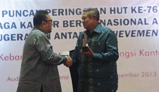 Presiden SBY dapat anugerah Antara Achievement Award 2013