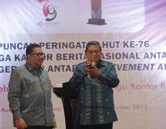 Presiden SBY dapat anugerah Antara Achievement Award 2013